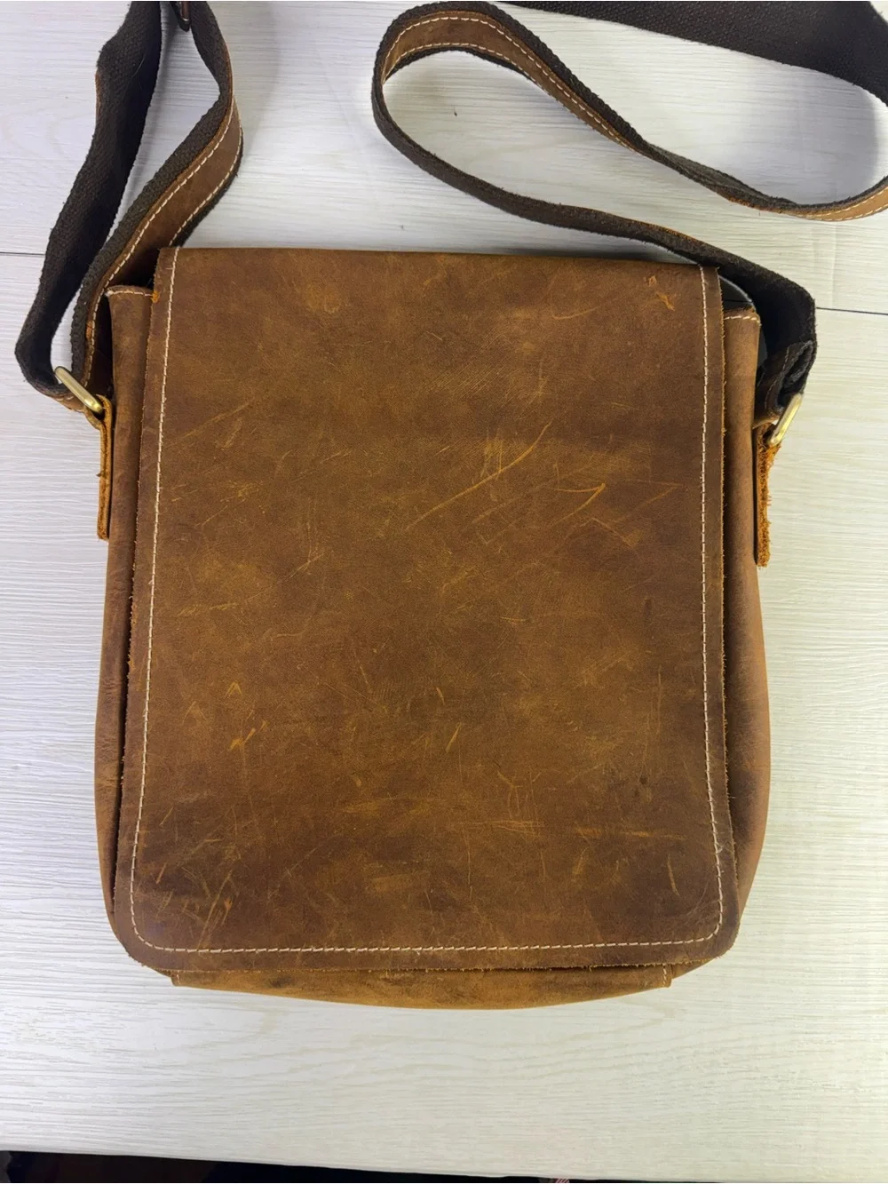 The real leather  Men's Brown Leather Messenger Bag - Classic Crossbody